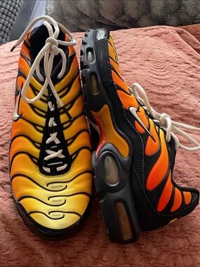 Nike Tn Air Max Men Sz 9.5 Orange to Yellow Running Sneakers with Black Accents